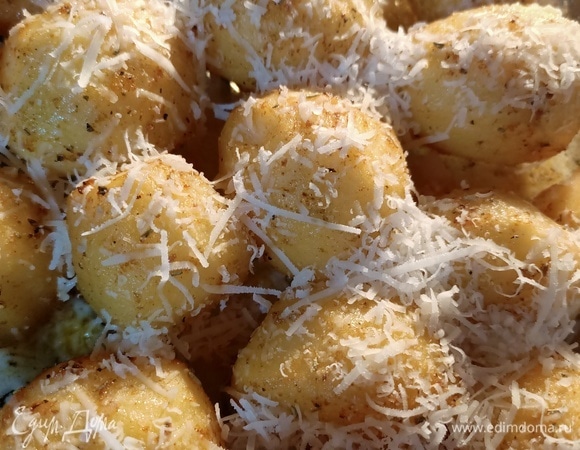 Посыпаем картофель сыром и запекаем еще 10–15 минут.