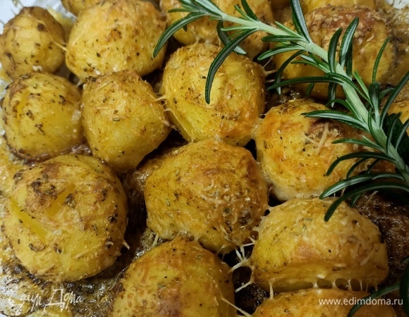 Картофель получается не только вкуснее классической жареной картошки, но и полезнее. Калорий меньше — пользы больше!