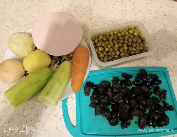 Как всегда все просто. Нарезаем колбасу, картофель и морковь небольшими кубиками. Маслины нарезаем по желанию и ориентируясь на свое терпение. Смешиваем ингредиенты, добавляем горошек и заправляем майонезом, смешанным с горчицей. В идеале, конечно же, лучше использовать домашний майонез. И не забываем про черный молотый перец — но это на любителя. При подаче решила добавить морковь по-корейски и не пожалела. Приятного аппетита!