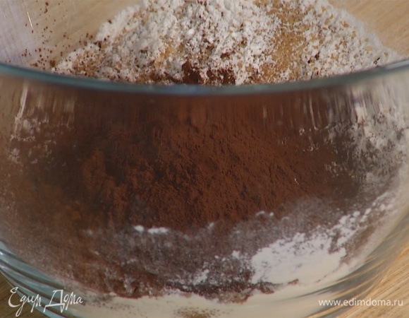 В глубокой миске смешать муку, разрыхлитель, сахар и какао.