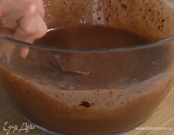 Добавить к муке с разрыхлителем оливковое масло и овсяное молоко, вымешать тесто.