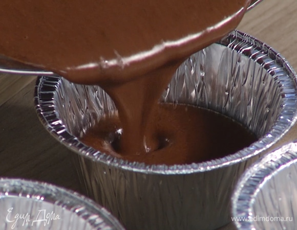 Формочки для маффинов заполнить тестом на 2/3 объема.