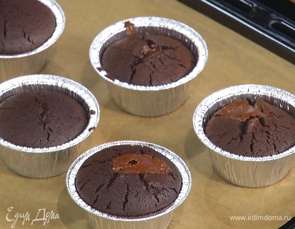 Поставить формы на противень и выпекать в разогретой духовке 15 минут.