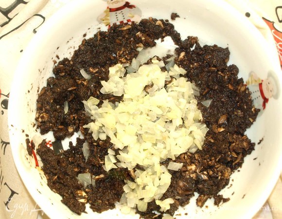 Лук и чеснок очистить. Мелко порубить. В сковороде разогреть растительное масло. Добавить лук и чеснок. Готовить, пока лук не станет прозрачным. Добавляем к измельченным грибам.