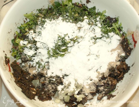Добавляем соль, перец, мелко рубленную зелень и кукурузный крахмал. Перемешать. Даем постоять 5 минут. Добавляем столовую ложку льняной муки с горкой. Все хорошо перемешиваем.
