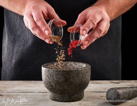 Соль, перец, паприку, кориандр перемешайте и при необходимости измельчите.