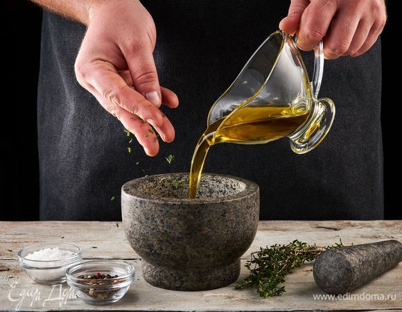 Листья тимьяна смешайте со специями, добавьте оливковое масло, перемешайте.