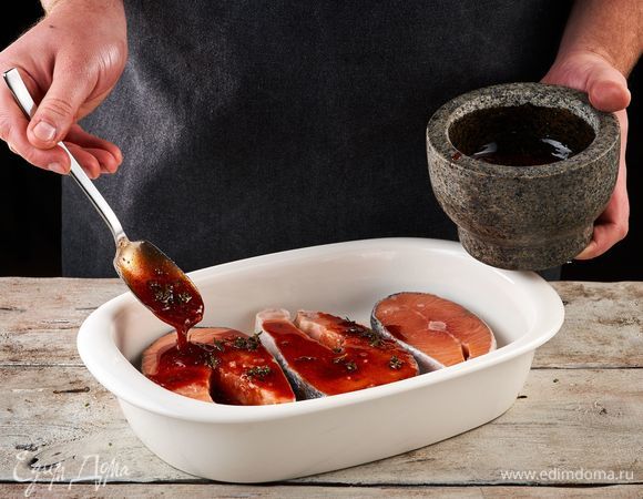 Залейте стейки семги получившимся маринадом и оставьте на 30 минут.