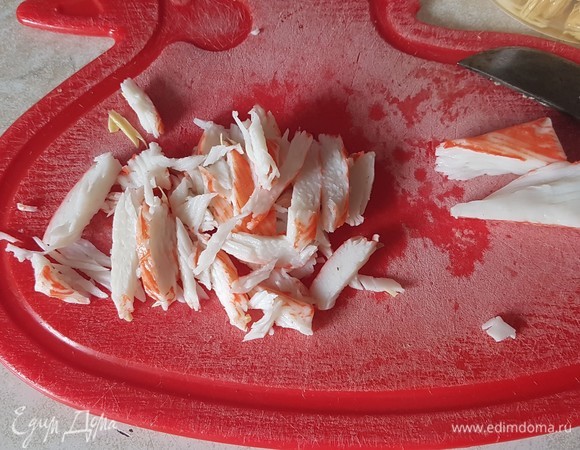 Крабовые палочки тоже нарезать крупно.