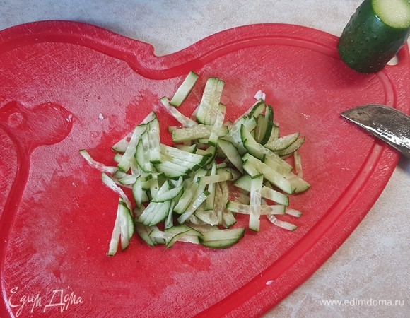 Огурец нарезать тоненькими брусочками.