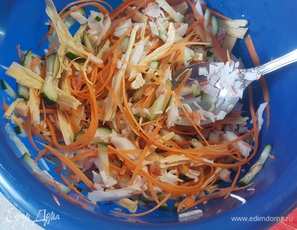 Морковь натереть на терке для корейской морковки.