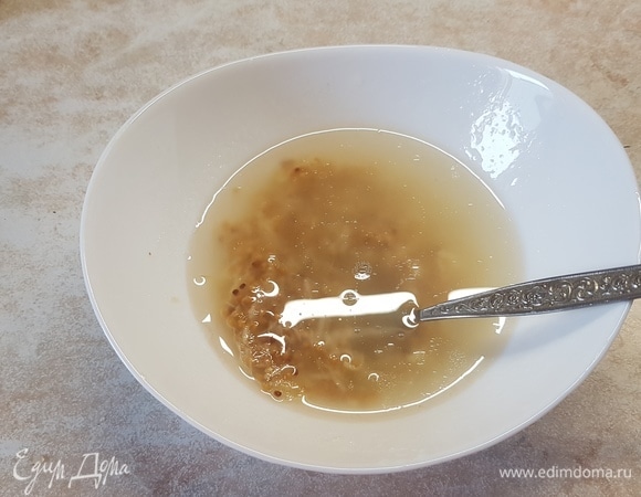Для заправки свежий имбирь и чеснок натереть на мелкой терке. Все смешать до эмульсии.