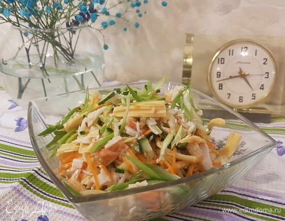 Смешать заправку с салатом. Дать постоять в холодильнике до охлаждения. Перед подачей посыпать по желанию зеленым луком и семенами кунжута.