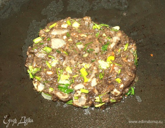 В сковороде разогреть растительное масло. Выкладываем по одной столовой ложке грибного теста, формируем оладьи. Обжариваем с каждой стороны до готовности, аккуратно переворачиваем. Готовим на среднем огне. Готовые оладьи выкладываем на бумажное полотенце, чтобы убрать лишний жир.