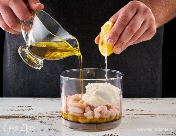 Выложите в чашу блендера креветки, сливочный сыр, оливковое масло, выдавите сок лимона. Измельчите все в блендере.