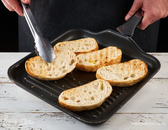 Поджарьте кусочки хлеба на гриле.