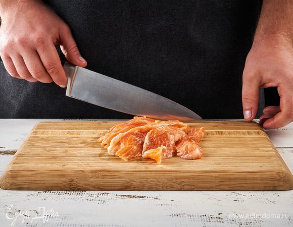Нарежьте рыбу на тонкие ломтики.