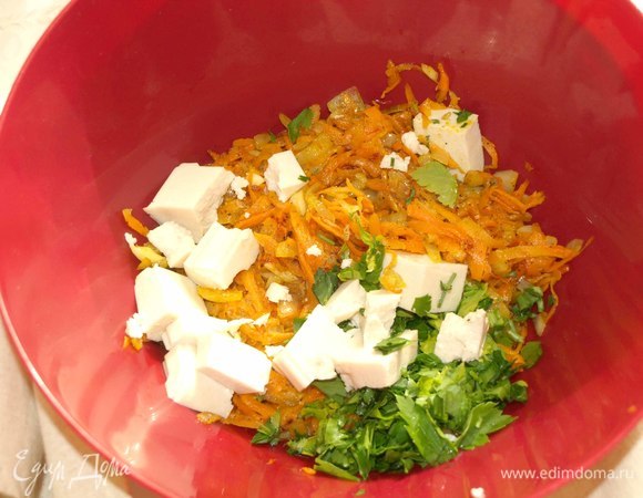 Лук и чеснок очищаем. Мелко рубим. Морковь очистить, измельчить на крупной терке. Обжариваем овощи на растительном масле до готовности. Добавляем соль и перец по вкусу. Выкладываем готовые овощи в миску, добавляем зелень. Добавляем тофу и измельчаем его вилкой. Все перемешиваем.