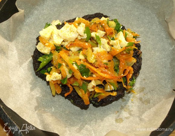 В тарелку выкладываем по три или четыре штуки, перекладывая каждую тофу с овощами. У нас получится небольшой грибной торт.