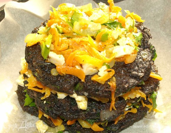 На последнюю оладью выкладываем немного тофу с овощами.