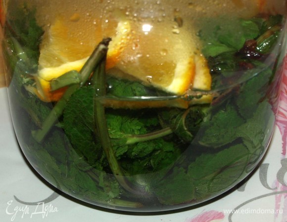 Воду вскипятить. Заливаем половиной горячей воды подготовленные ингредиенты. Даем постоять 5 минут.