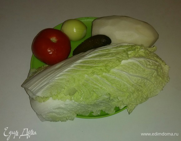 Вот все ингредиенты, которые понадобятся для приготовления этого салата. Мне понадобились 5 листьев китайского салата, в перечне ингредиентов указан их вес.