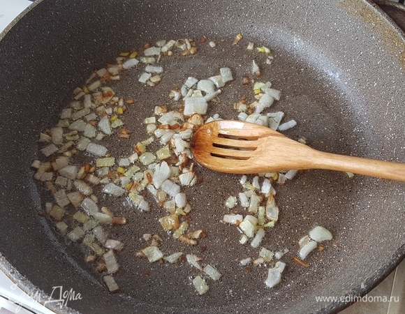 Лук нарезать мелким кубиком и обжарить на подсолнечном масле до золотистого цвета.