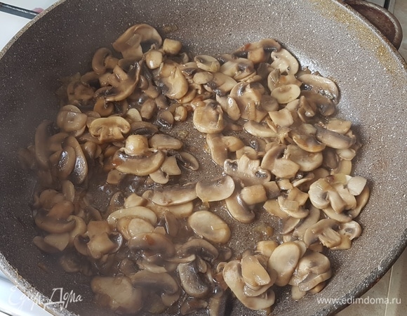 Шампиньоны нарезать пластинами. Добавить к луку и жарить до выпаривания жидкости. Посолить по вкусу.