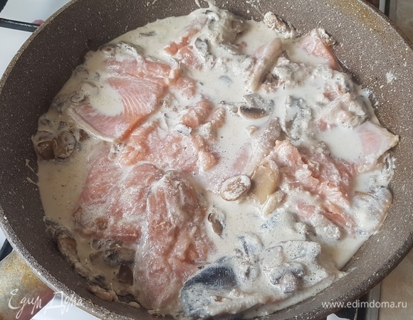 В сливочно-грибной соус выложить рыбу, накрыть сковороду крышкой и тушить 20 минут на медленном огне.