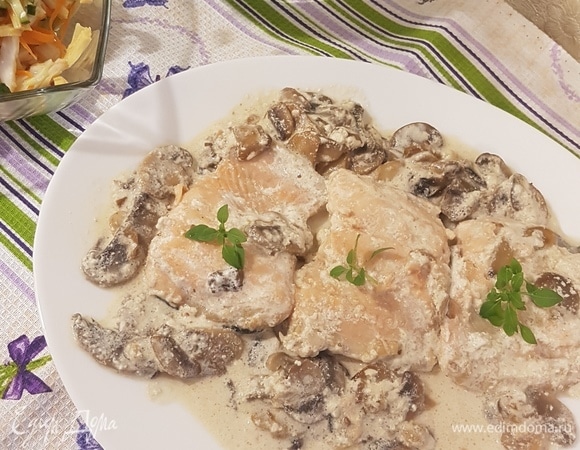 Подавать рыбу с картофельным пюре или рисом.