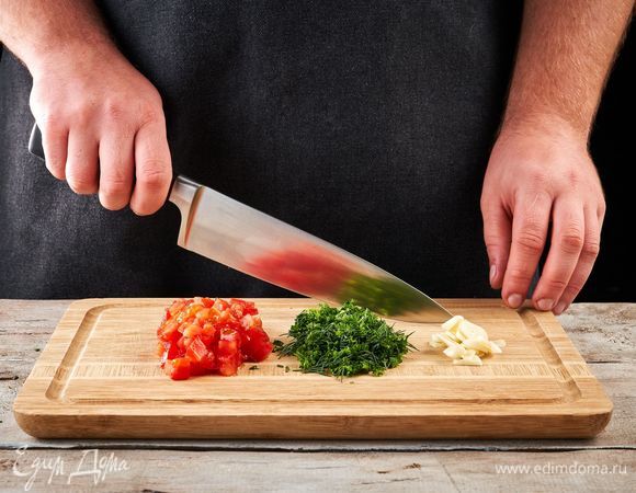 Помидоры нарежьте мелкими кубиками, зелень и чеснок мелко порубите.