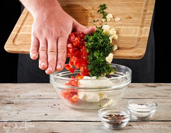 Смешайте помидоры, зелень и чеснок с сыром. Посолите и поперчите.