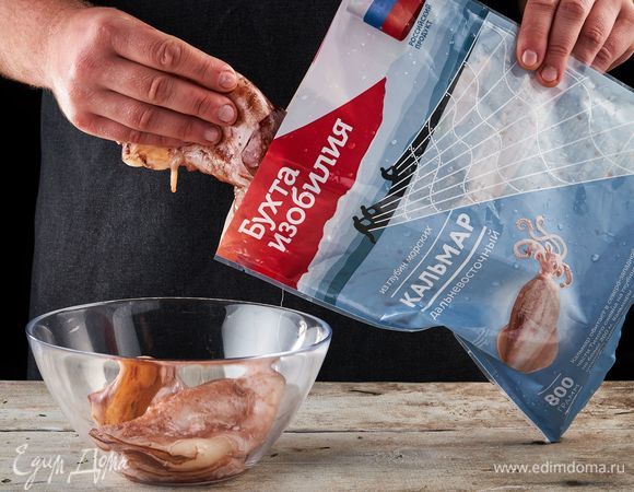 Тушки кальмаров «Бухта изобилия» разморозьте, почистите, промойте и обсушите бумажным полотенцем.