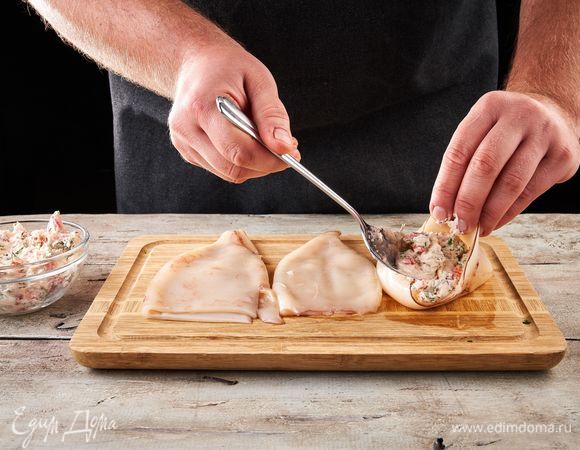 Нафаршируйте тушки овощной смесью, сверху смажьте оливковым маслом.