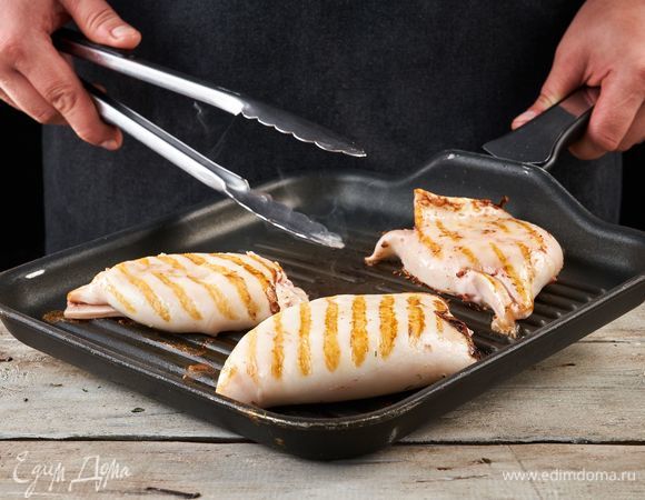 Выложите кальмары на гриль и жарьте 5–7 минут.