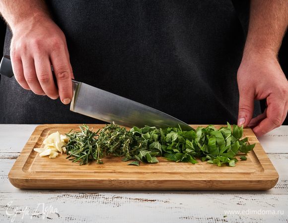 Базилик, розмарин, шалфей, мяту, тимьян и чеснок порубите.