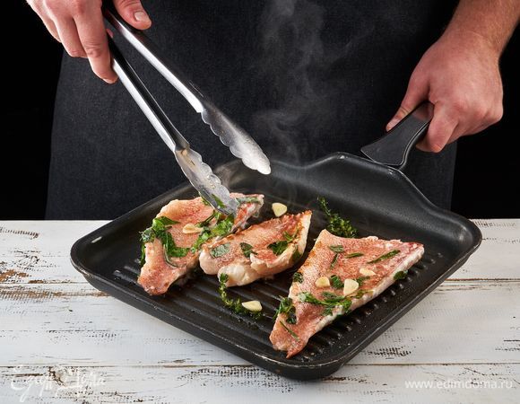 Жарьте окуня на гриле, поливая маринадом, по 5–7 минут с каждой стороны.