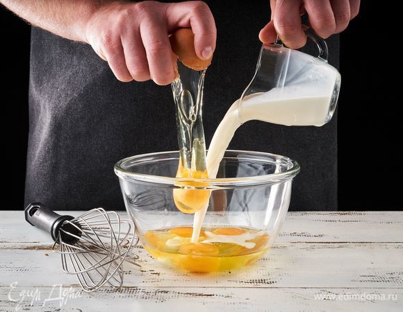 Взбейте яйца с молоком.