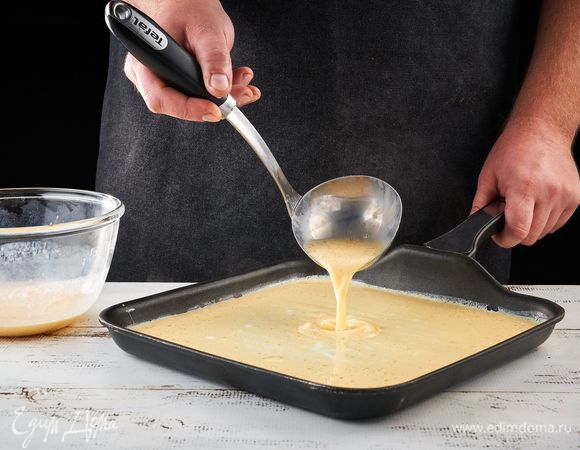 На разогретую сковороду налейте масло. Вылейте яичную смесь, прожарьте с одной стороны.