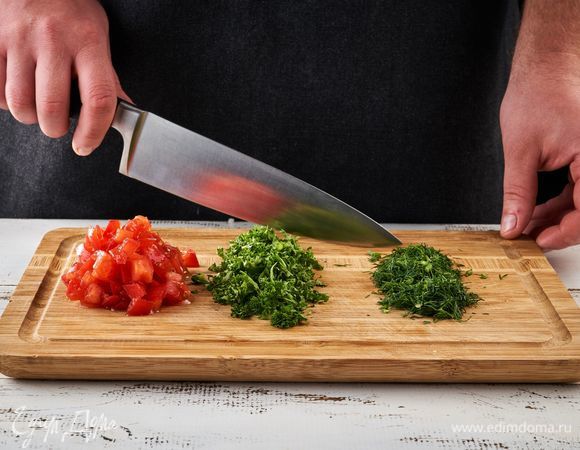 Петрушку и укроп мелко порубите, помидор нарежьте мелкими кубиками.