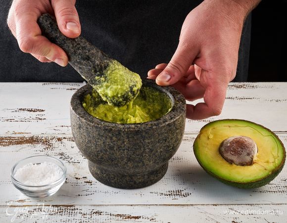 Авокадо очистите и разомните до пюреобразного состояния. Посолите.