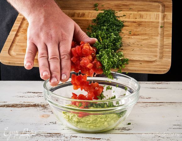 Смешайте авокадо с зеленью и помидором.