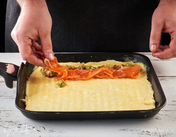 Выложите получившуюся смесь на омлет. Сверху положите полоски форели.