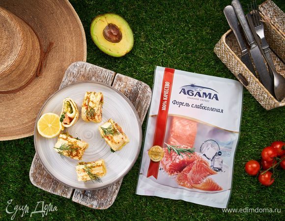 Перед подачей нарежьте на порционные кусочки.<br />
Такой ролл очень удобно брать с собой на природу, чтобы вкусно перекусить в ожидании горячего блюда.