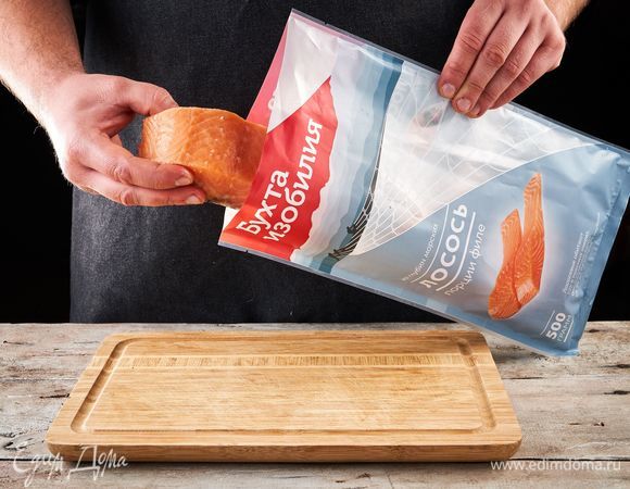 Филе лосося «Бухта изобилия» разморозьте и нарежьте кубиками.