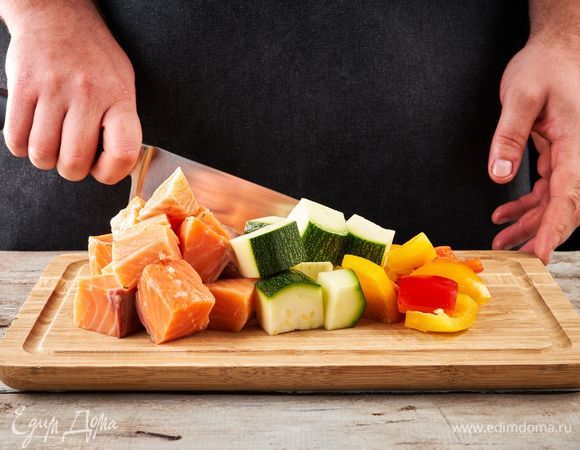 Болгарский перец почистите и нарежьте крупными кусочками. Цукини нарежьте кубиками. Черри помойте.