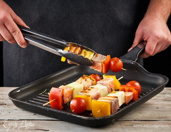 Нанижите рыбу на шпажки, чередуя с овощами. Жарьте на гриле по 5 минут с каждой стороны, поливая периодически маринадом.