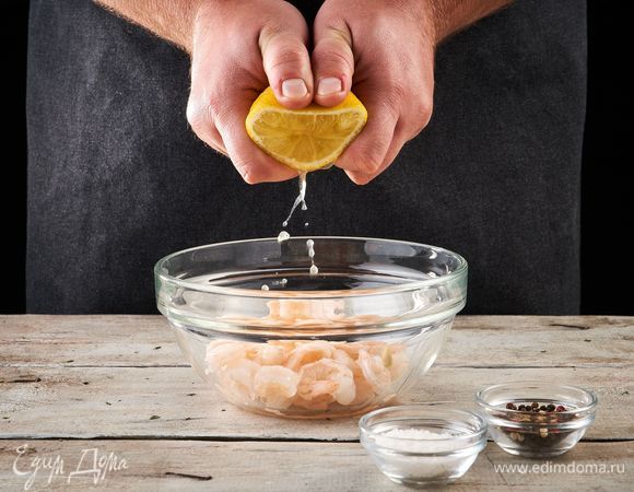 Посолите, поперчите, сбрызните лимонным соком.