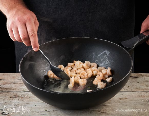 Пожарьте креветки по 1 минуте с каждой стороны.