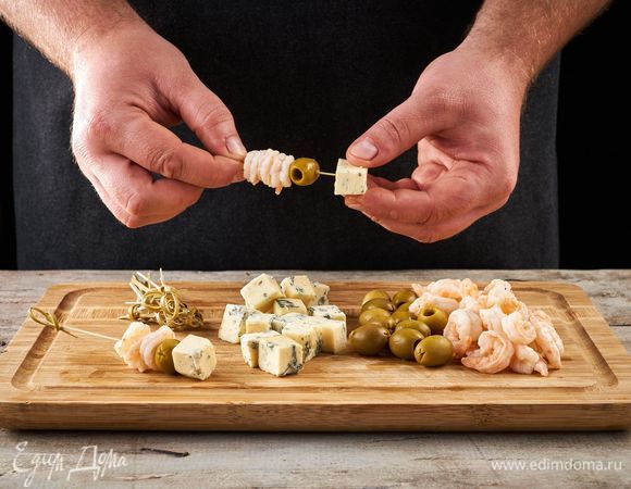 Сыр дорблю нарежьте кубиками (можно использовать любой другой мягкий сыр). Нанижите на шпажки сыр, маслины и креветки.